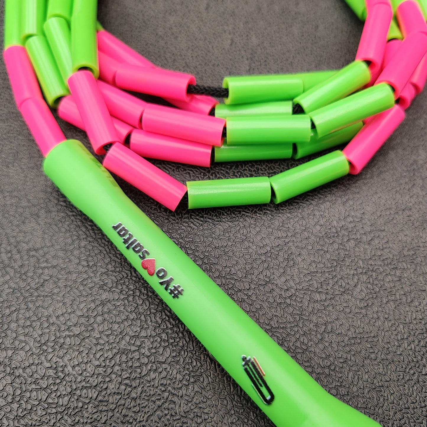 Cuerda para saltar Segmentada- Rosa con Verde Neón (Multicolor)
